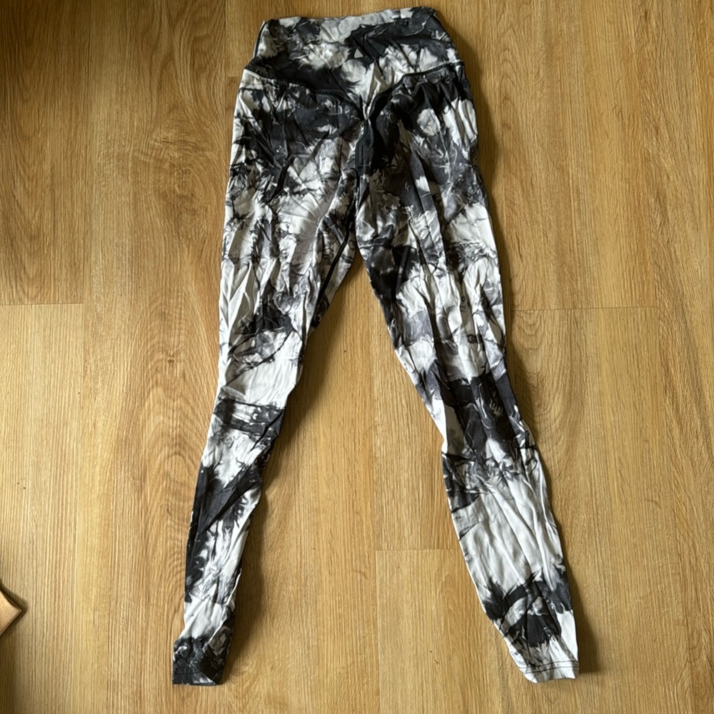 Small v cut acid wash leggings